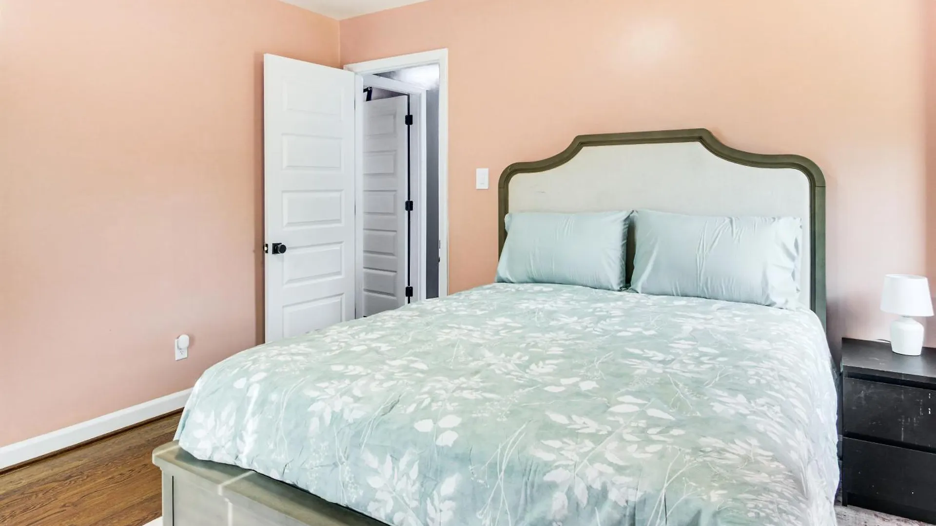 6 Mi To Spectrum Center Spacious Getaway With Deck 夏洛特 0*,  美国