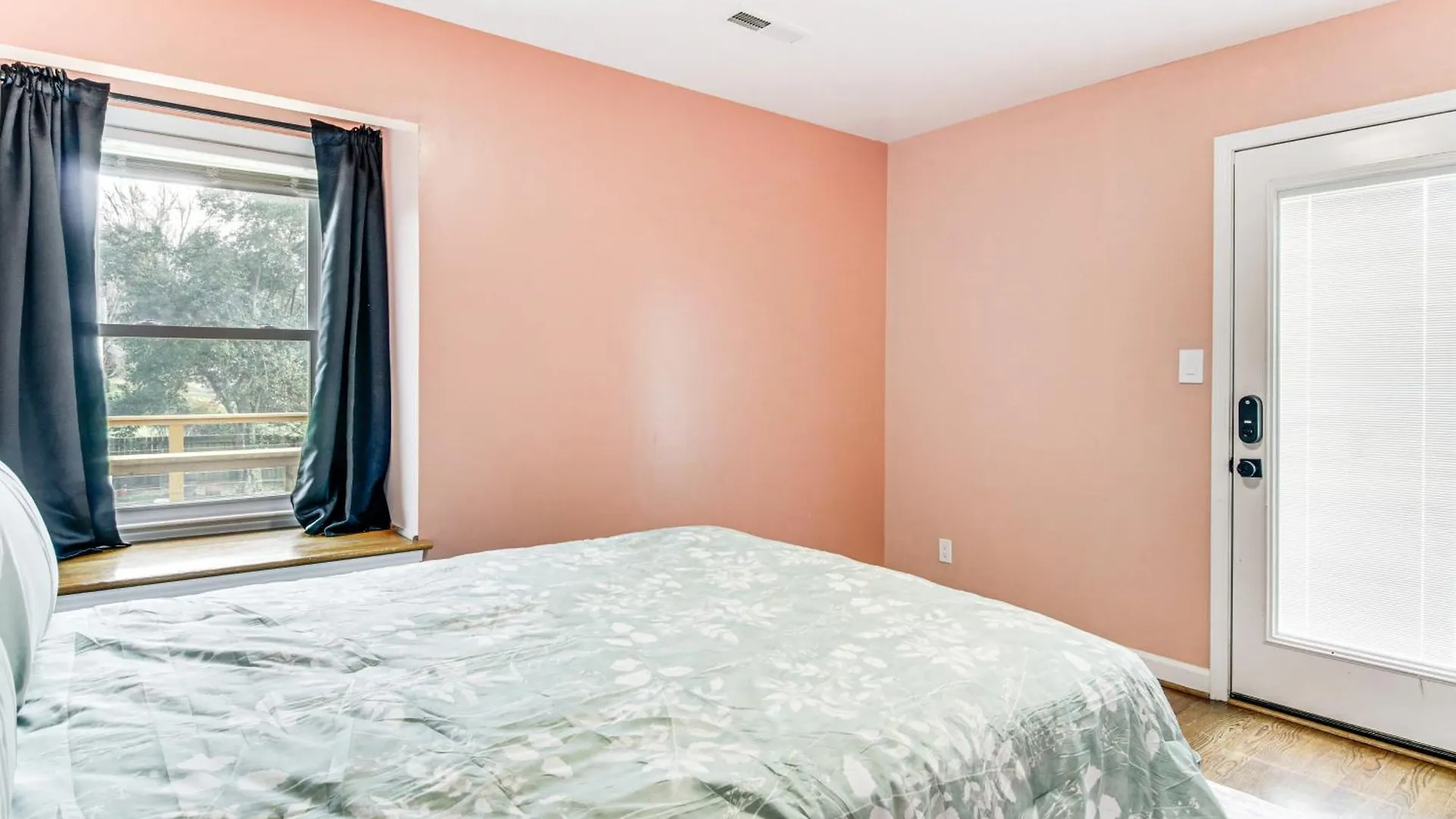 6 Mi To Spectrum Center Spacious Getaway With Deck 夏洛特