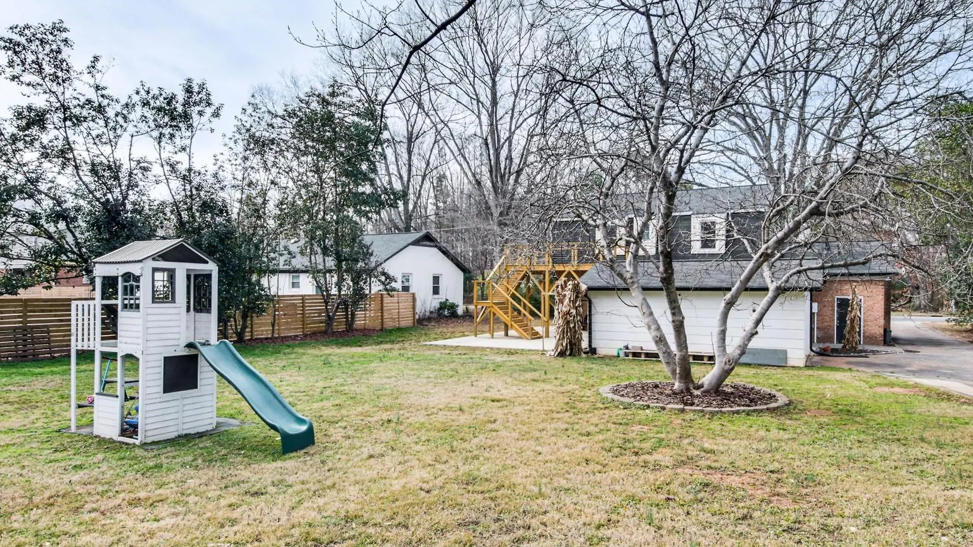 6 Mi To Spectrum Center Spacious Getaway With Deck 夏洛特 0*,  美国